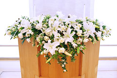 ブライダルフラワーアレンジメント専門の友人にアレンジしてもらった、教会祭壇・ウエディングパーティメインテーブル用装花